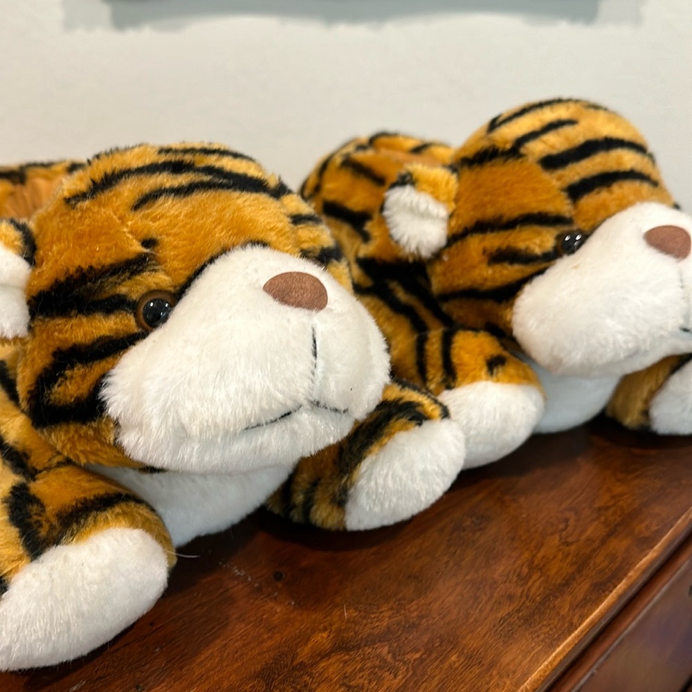 tiger slippers women’s size 8 to 10 men’s size 7 to 9